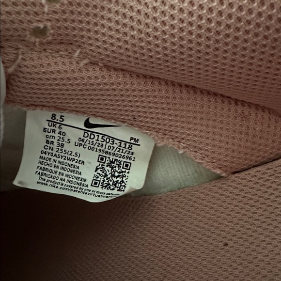 Nike Jordan low. 8.5 Women’s. EUC - Picture 2 of 2